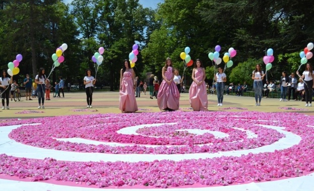 Община Казанлък поздрави жителите за Празника на града с пищно