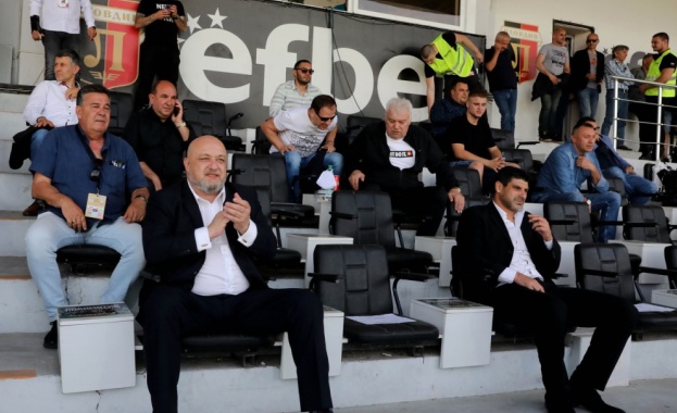 Министърът на младежта и спорта Красен Кралев изгледа на живо