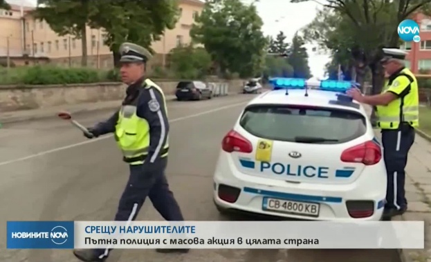 Служителите на реда проверяват за шофьори без колани мотористи без