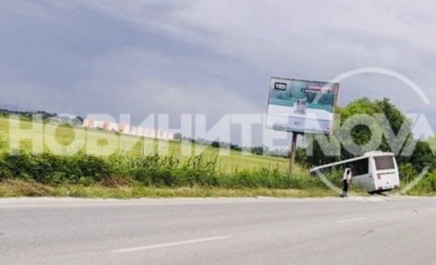 Автобус с петима пътници се обърна в канавка край Пловдив