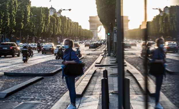 Франция драстично увеличи глобите за хвърляне на предпазна маска както