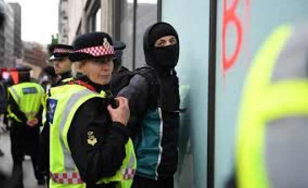 23-ма полицаи са ранени при сблъсъци в Лондон