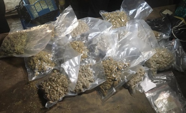 Полицаите в Пазарджик иззеха незаконно оръжие марихуана и тютюн без