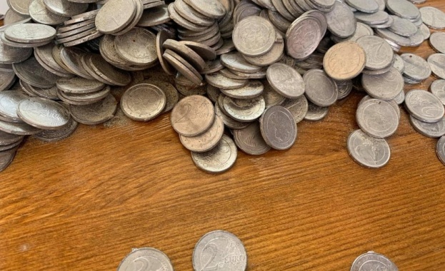 Внушително количество фалшиви монети боеприпаси и оръжия са иззети при