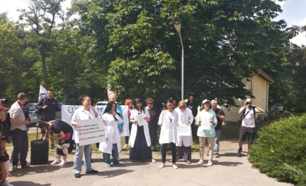 Медицински сестри от Синдиката на медицинските специалисти протестират пред многопрофилната