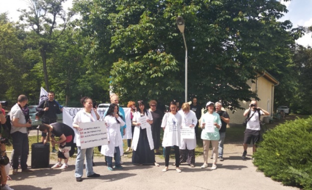 Медицински сестри от Синдиката на медицинските специалисти протестират пред многопрофилната