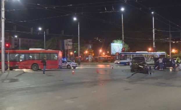 Шофьор на градски автобус във Варна е блъснал снощи два