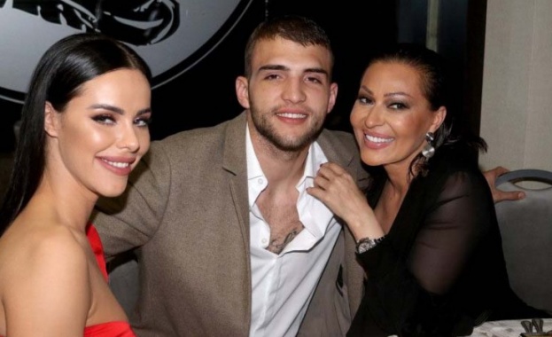 Сръбската звезда Цеца Величкович и синът ѝ са с Ковид-19