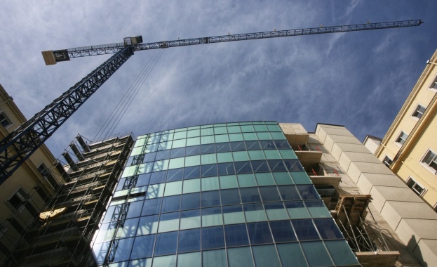 Парламентът ще заседава в изцяло реновираната пленарна зала през новия