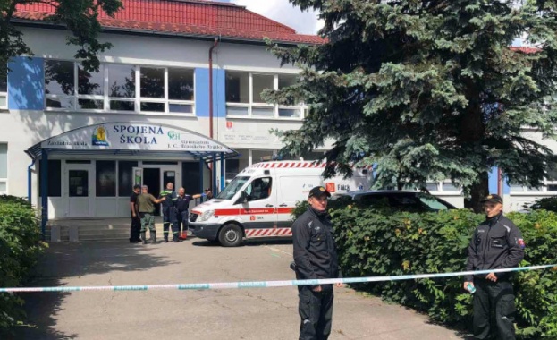 Учител загина при атака с нож в основно училище в