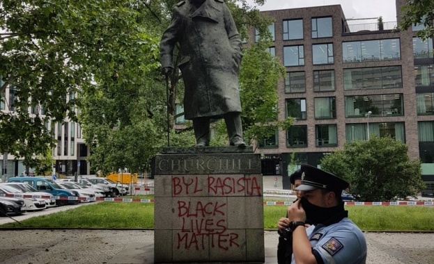 Надпис Бил е расист се появи на паметника на Уинстън