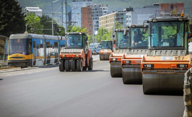 Вече е отворено за движение обновеното пътно платно на бул