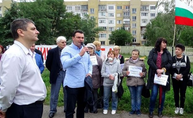 В Деня на Русия днес засадихме 27 дръвчета в парка