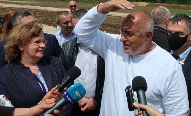 На своя 61 ви рожден ден Борисов инспектира строежа на АМ