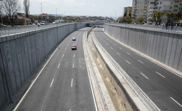 Пороен дъжд се изля следобед над Варна и затвори част