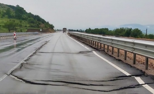 Пропаднала е настилката на новопостроен участък от автомагистрала Европа при
