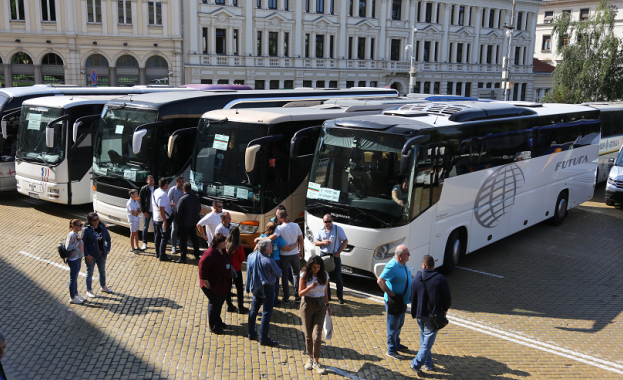 Туристически превозвачи и туроператори излязоха днес преди обяд на национален