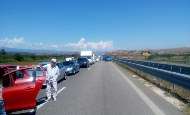 5 километра е опашката от чакащи автомобили за влизане в