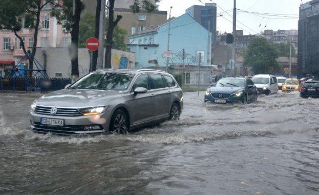 Втори ден пороен дъжд наводни улиците на Варна, съобщи БНР.