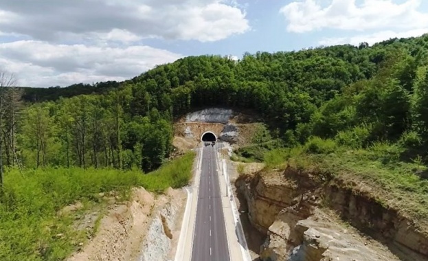 Срутище затвори временно част от обходния път на Габрово по малко