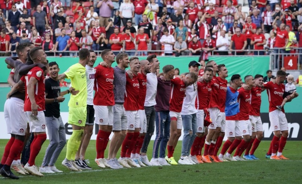 Четирикратният шампион на Германия Кайзерслаутерн е обявил несъстоятелност но третодивизионният