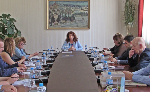 На първото си заседание след ограничителните мерки наложени във връзка