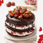 Родени  на  5 април 