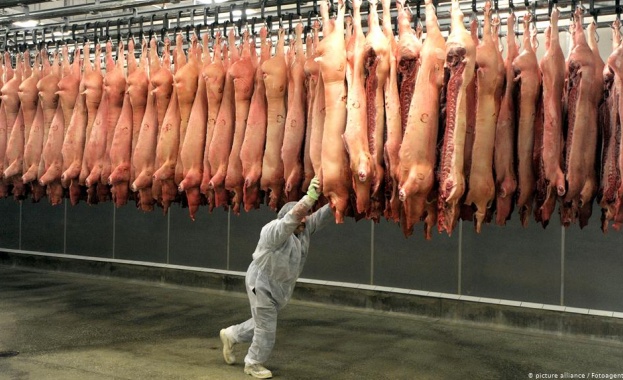 Най малко 400 работници в месокомбинат в Северен Рейн Вестфалия