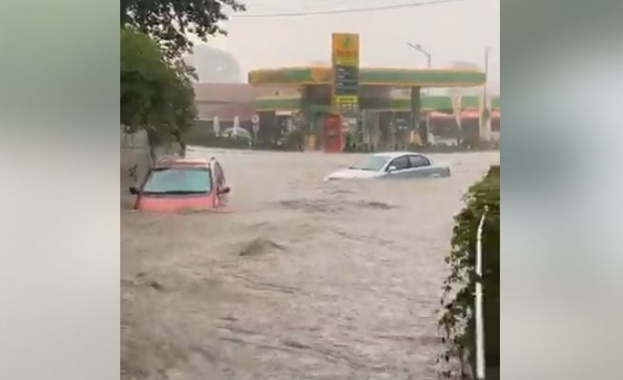 Порой потопи коли в Червен бряг, двуметрова вълна заля варненско село (Видео)