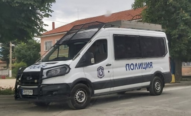 Претърсват се два адреса издирват се лица от криминалния контингент