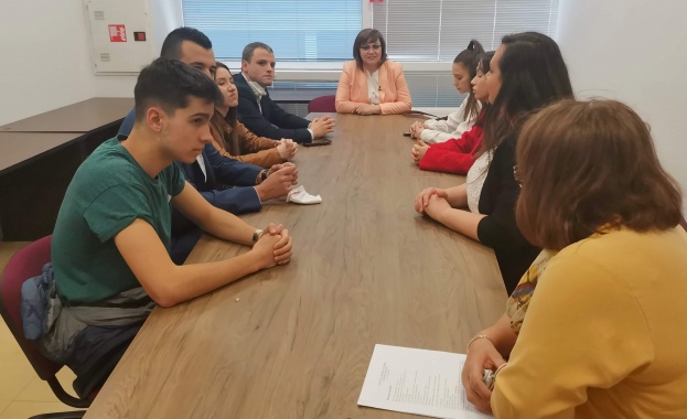 Осем млади българи получиха шанс от БСТВ да стартират своя