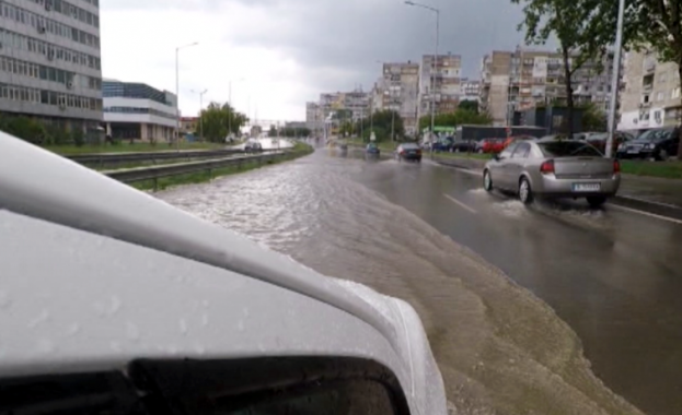 Пороен дъжд наводни пътища и подземни паркинги във Варна Има
