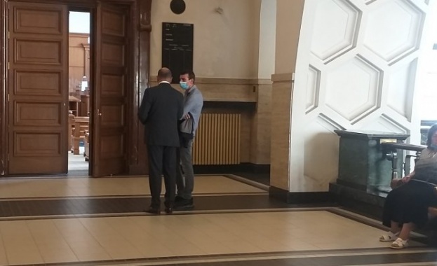 Окръжният съд в София решава дали да остави под домашен