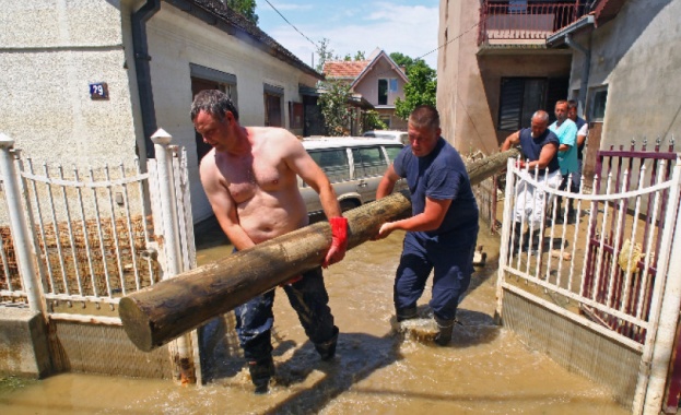 Извънредно положение е въведено в осем общини в Западна Сърбия