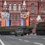 Руският печат: Парадът на победата в Москва прокарва връзка между две епохи 