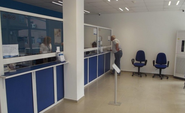 ЕНЕРГО ПРО посрещна вчера първите клиенти в нов Център за обслужване