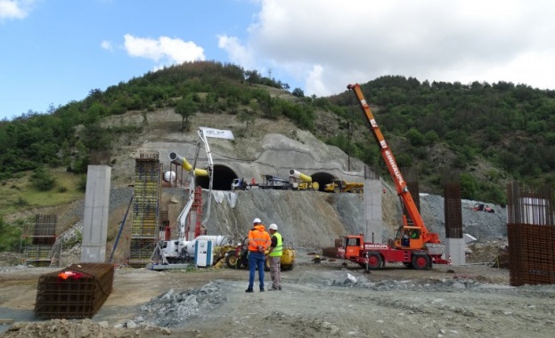 Тежко срутване в тунел Железница на АМ Струма, 4-ма работници са затрупани