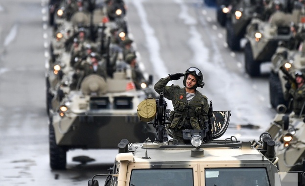 На фона на войната в Украйна Русия днес отбелязва 77