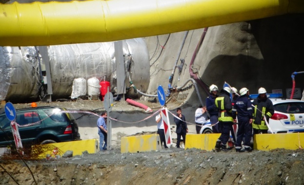 Четирима души бяха затрупани при срутване в тунел Железница на