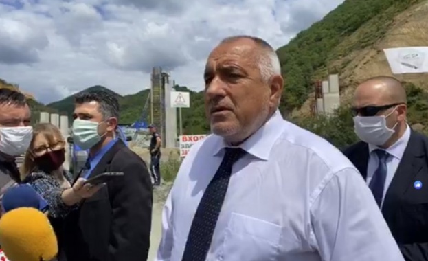 Премиерът Бойко Борисов пристигна в района на новоизграждащия се тунел