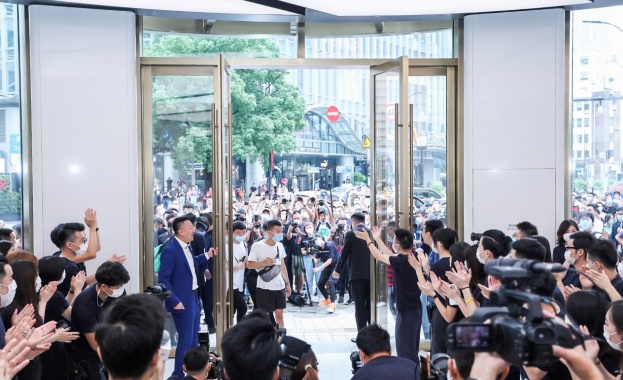 Huawei бе домакин на голямото откриване на най-големия флагмански магазин