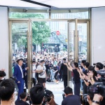 Най-големият в света флагмански магазин на Huawei отвори врати в Шанхай