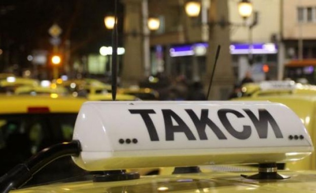 Таксиметрови шофьори на протест в Добрич