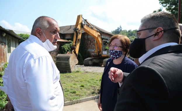 Преди като идвах беше така разбито а сега като влизаш