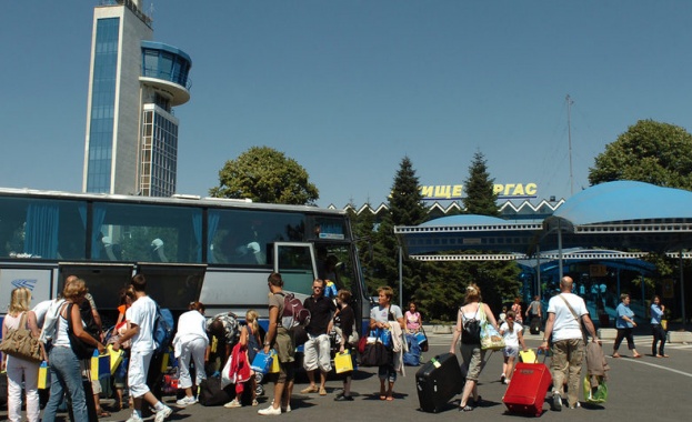 Парламентът промени условията за получаване на помощта от туроператорите за