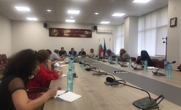 Започваме присъствено новата учебна година на 15 ти септември Това заяви