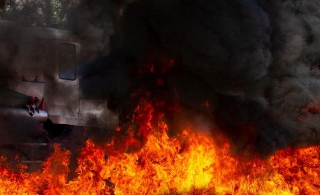 Мъж подпали автобус с пътници пред официалната резиденция на бразилския