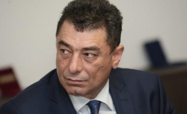 Задържаните снощи висши служители с подкуп са Кирил Ванков