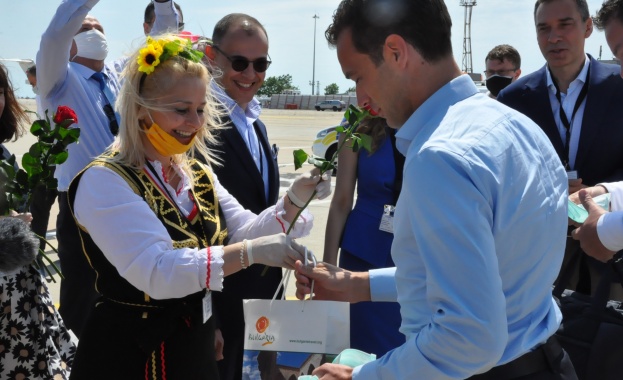 Бургас посрещна първия чартър за летния сезон 189 туристи пристигнаха