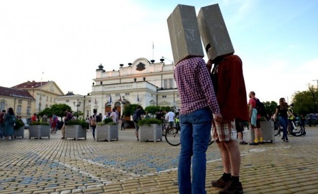 След като извънредната епидемична обстановка беше удължена до 15 юли